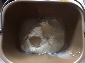 高筋面粉、低筋面粉、耐糖干酵母、清水倒入面包机搅拌，揉25分钟