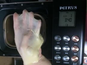 同样取一团面团，拉着面团两端轻拉（慢慢撑开）可以拉出不破手套膜即可