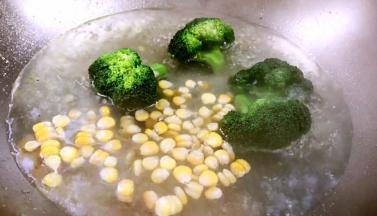 锅烧开水，加入少许油、盐，放入西兰花和玉米粒汆烫至断生