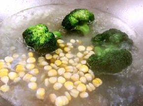 锅烧开水，加入少许油、盐，放入西兰花和玉米粒汆烫至断生