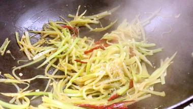 调入味精，炒匀即可盛出