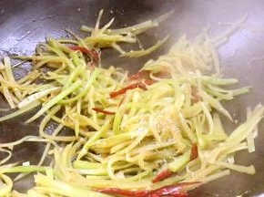 调入味精，炒匀即可盛出