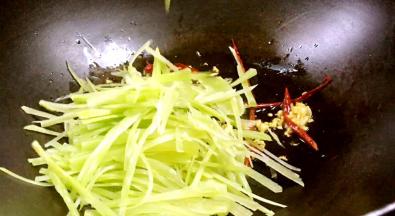 倒入莴笋丝，大火快速翻炒至变软