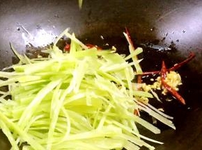 倒入莴笋丝，大火快速翻炒至变软