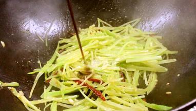 香醋，炒匀入味