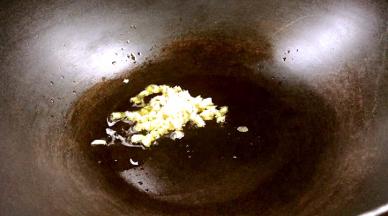 锅烧热油，爆香蒜末