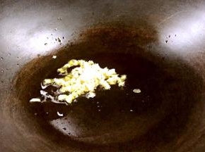 锅烧热油，爆香蒜末