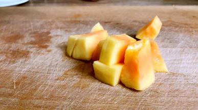 木瓜切成丁备用