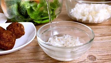 虾皮用开水烫一下，备用