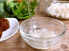 虾皮用开水烫一下，备用