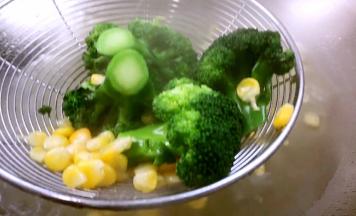 捞出沥水，备用