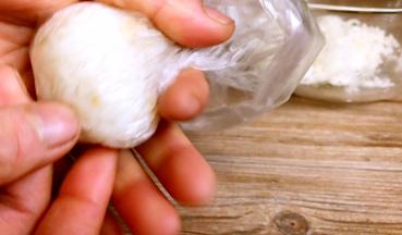 用保鲜袋将米饭捏成大小两个饭团