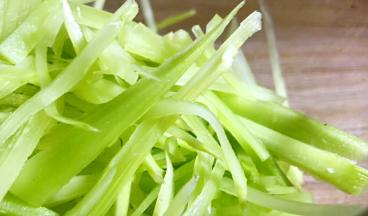 将莴笋去皮，洗净后切丝备用