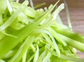 将莴笋去皮，洗净后切丝备用