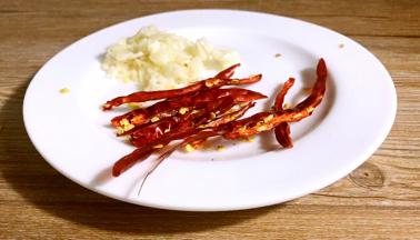 大蒜去皮切末，干红辣椒切丝备用