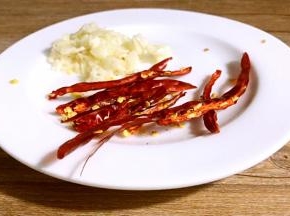 大蒜去皮切末，干红辣椒切丝备用