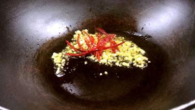 加入干红辣椒，炒出辣味