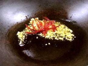 加入干红辣椒，炒出辣味