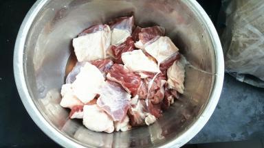 牛腩洗净切块。