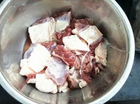 牛腩洗净切块。