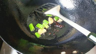 热锅放油，7成热放花椒，在放葱姜爆香。