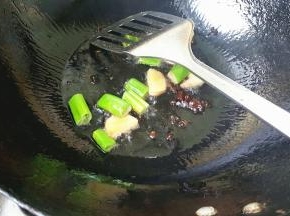 热锅放油，7成热放花椒，在放葱姜爆香。