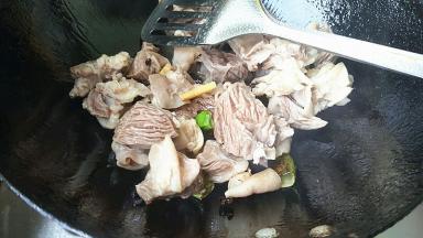 放入牛肉翻炒几下，在放酱油，继续翻炒几下。