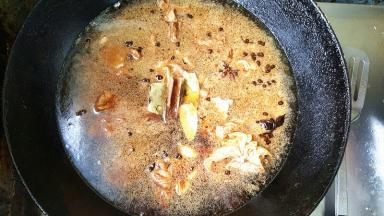 加入开水，没过牛肉，在放大料，香叶，桂皮，盐，料酒等调料。