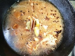 加入开水，没过牛肉，在放大料，香叶，桂皮，盐，料酒等调料。