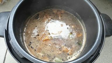 煮开后倒入高压锅里。