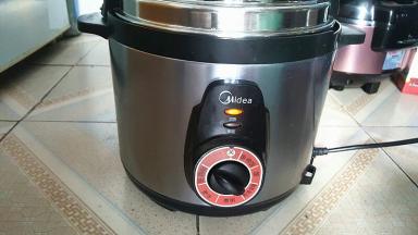 盖上高压锅盖子，调到鸡肉排骨档，目的是把牛肉炖到8成熟。