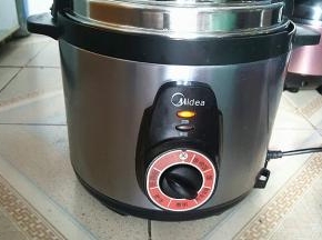 盖上高压锅盖子，调到鸡肉排骨档，目的是把牛肉炖到8成熟。