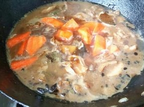 高压锅炖好后放气，牛肉和汤倒入炒锅，并放入胡萝卜，炖5分钟。