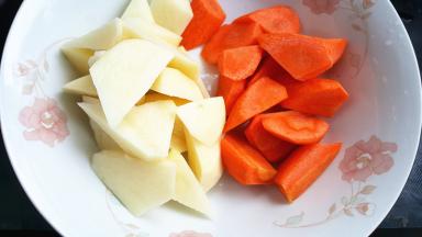 胡萝卜和土豆去皮，切成滚刀块。