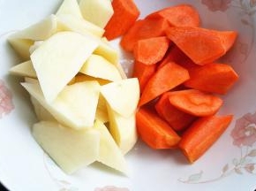 胡萝卜和土豆去皮，切成滚刀块。