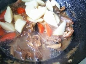 加入土豆块，开锅后改中小火，炖10分钟左右，等土豆熟了，大火把汤熬到粘稠。