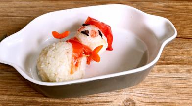 再将番茄尖尖上的三分之一出，挖出番茄肉不用，留厚点番茄皮，做圣诞老人的帽子