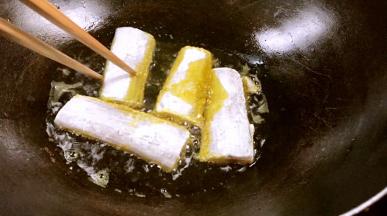 锅烧热油，放入带鱼，中火慢煎