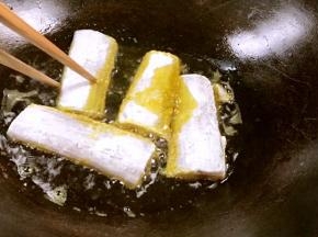锅烧热油，放入带鱼，中火慢煎