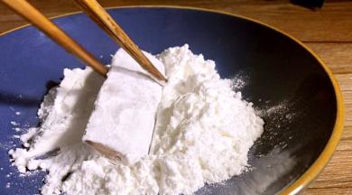 粘上淀粉，将多余的淀粉抖掉