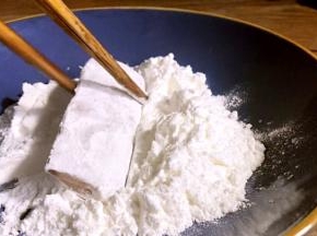 粘上淀粉，将多余的淀粉抖掉
