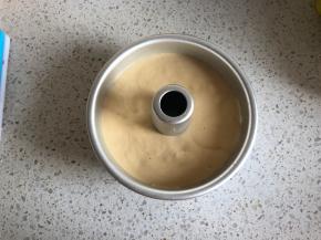 将蛋糕机倒入6寸活底蛋糕模具中，在桌上轻轻磕几下震出大的气泡