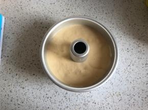 将蛋糕机倒入6寸活底蛋糕模具中，在桌上轻轻磕几下震出大的气泡