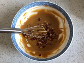 倒入去核切碎的红枣