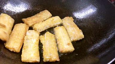 煎至两面金黄色，起锅备用