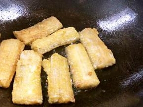 煎至两面金黄色，起锅备用