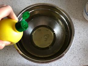蛋白霜的制作：蛋清内倒入5滴柠檬汁