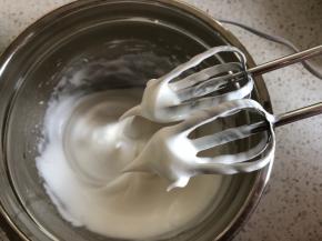 打发到提起打蛋器有直立的尖角即可