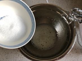 电动打蛋器低速打到蛋清有粗泡，倒入1/3的细砂糖、继续中速打发