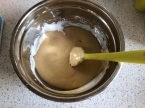 最后将翻拌均匀的蛋糕糊倒入剩下的蛋白霜的痛容器里，用刮刀翻拌均匀